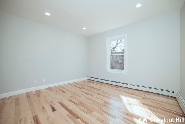 Building Photo - Beautiful renovated 3 bedroom unit