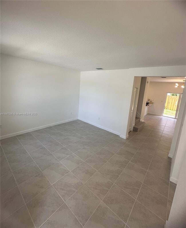 Foto del edificio - 2627 SE 28 Street