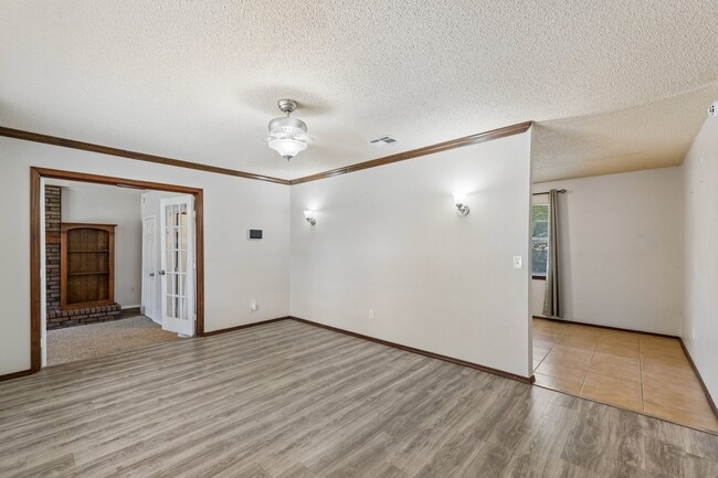 Building Photo - 3401 E Noble Dr