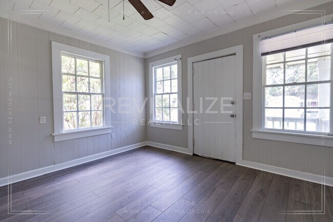 Foto del edificio - Updated 2 Bed 1 Bath Close to I-10, I-65, and HWY-90