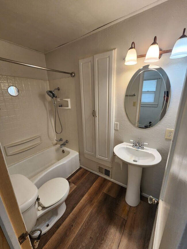 Foto del edificio - Nice home with oversized 2car gar with work bench and large shaded yard. Country-like setting