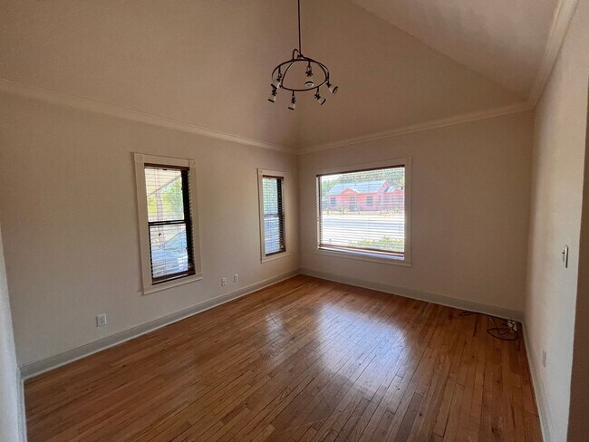Building Photo - 2bed/1.5bath