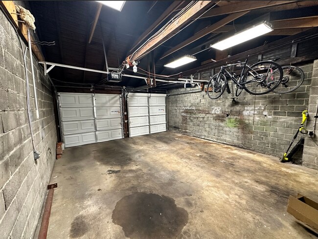 Foto del edificio - Spacious 1st Floor 1 Bedroom, Garage, Laun...