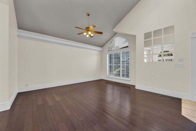 Building Photo - Spacious 5 Bedroom Home in Great Neighborhood in Layton!