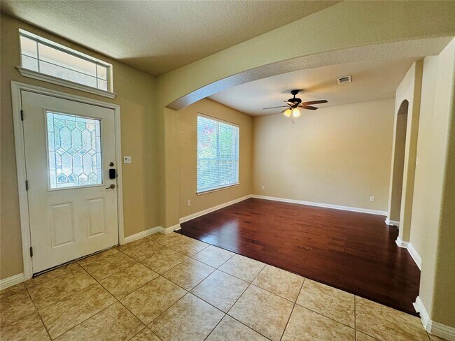 Foto del edificio - 205 Saddle Ridge Dr