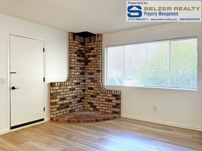 Building Photo - Newly updated & well-equipped 2 bd. duplex!