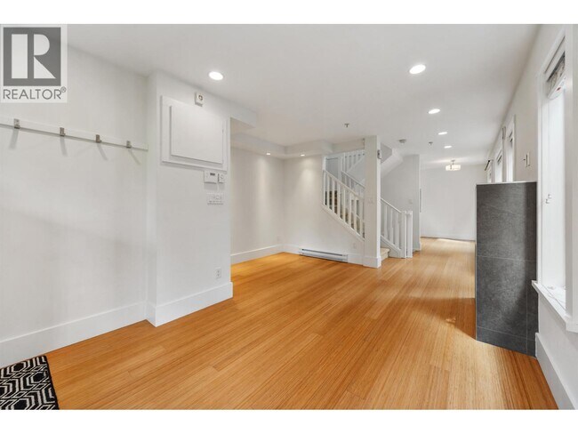 Photo du bâtiment - 67 E 16th Ave