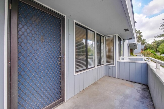 Building Photo - Stunning Modern Almost New Condo, Pets Welcome!