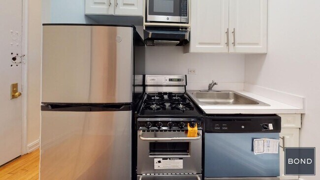 Foto del edificio - 323 E 83rd St