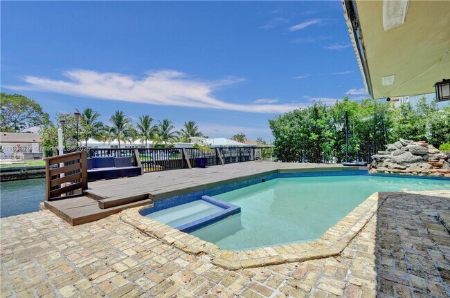 Foto del edificio - 3100 NE 56th Ct