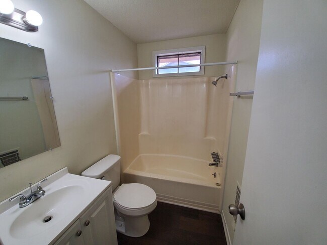 Building Photo - 910 Fiske St