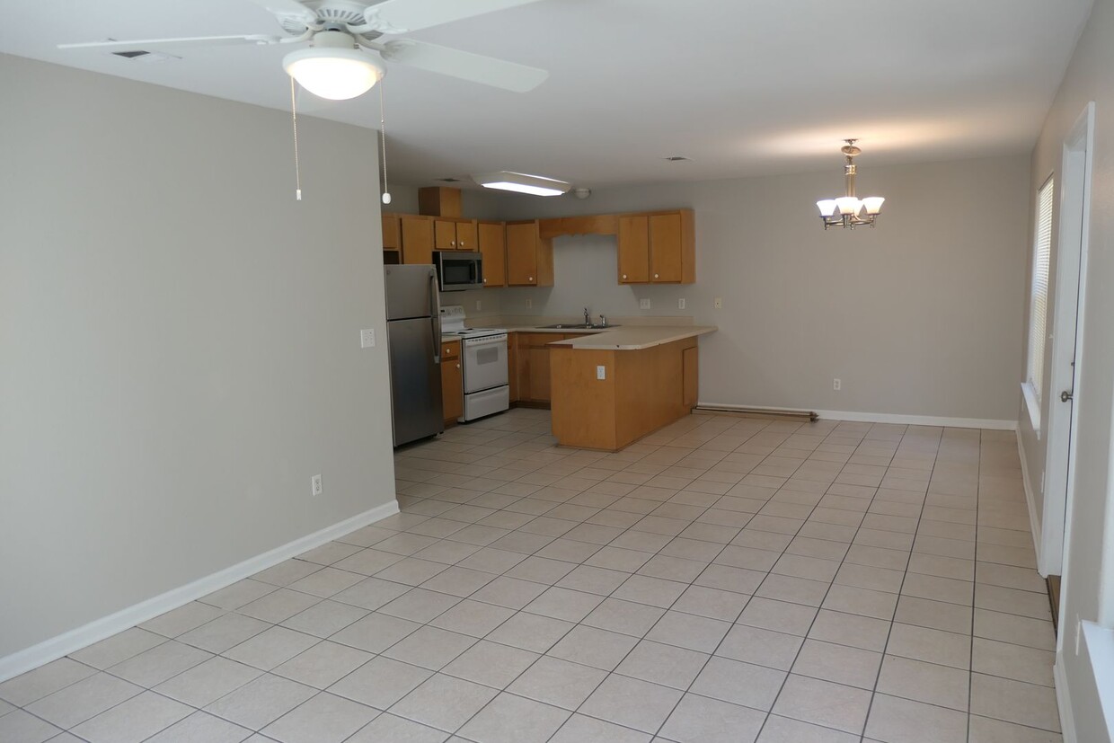 Building Photo - Updated 3 Bedroom 2 Bath Duplex w/Fenced B...