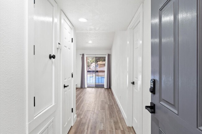 Foto del edificio - 17331 Red Oak Dr