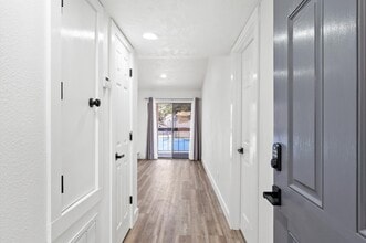 Building Photo - 17331 Red Oak Dr