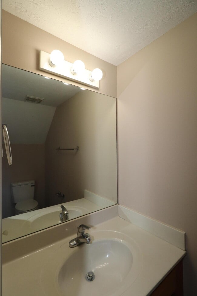 Foto del edificio - 100-102 Aubrey Dr