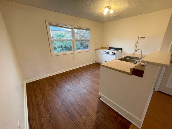 Building Photo - Cozy Woodlawn Studio with Full Kitchen