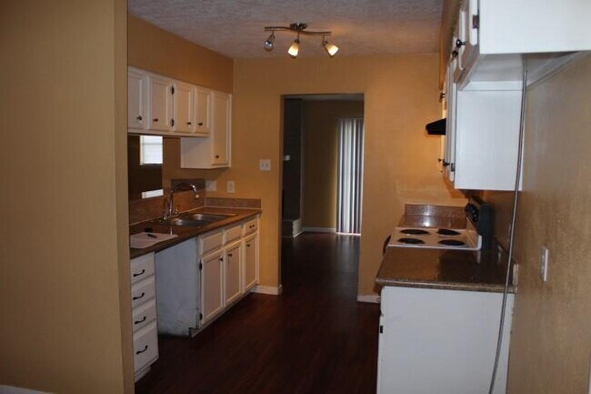 Building Photo - 8815 Yvonne Dr