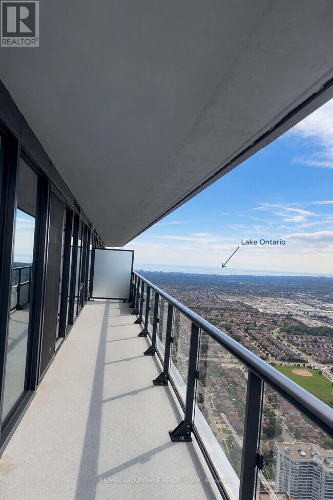 Building Photo - 448 Burnhamthorpe Rd W