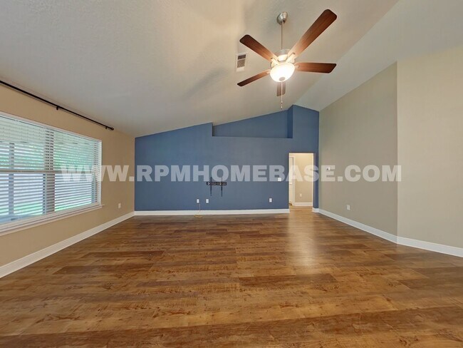 Foto del edificio - 5820 Crestlake Dr