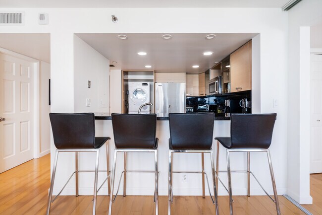 Building Photo - 400 S Pointe Dr