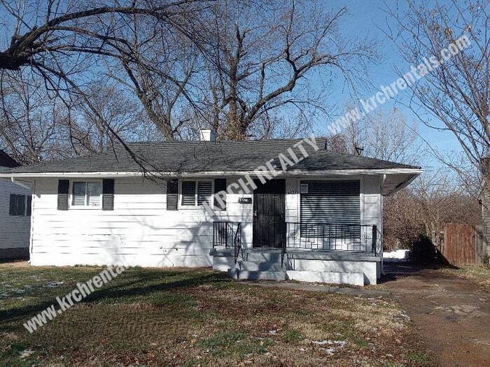 Primary Photo - Nice 4-Bedroom Home with Spacious Living Room
