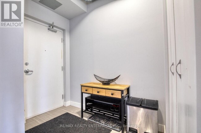 Building Photo - 36 Regina St N