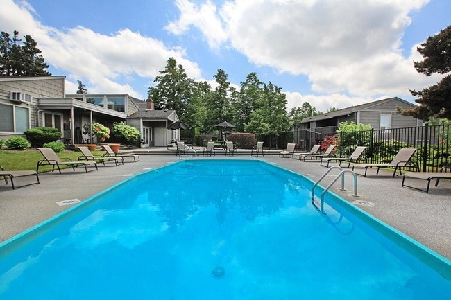 Building Photo - Meridian West Apartments