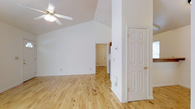 Foto del edificio - 1395 W King St