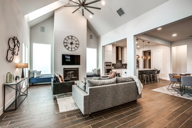 Building Photo - 7021 Royal View Dr