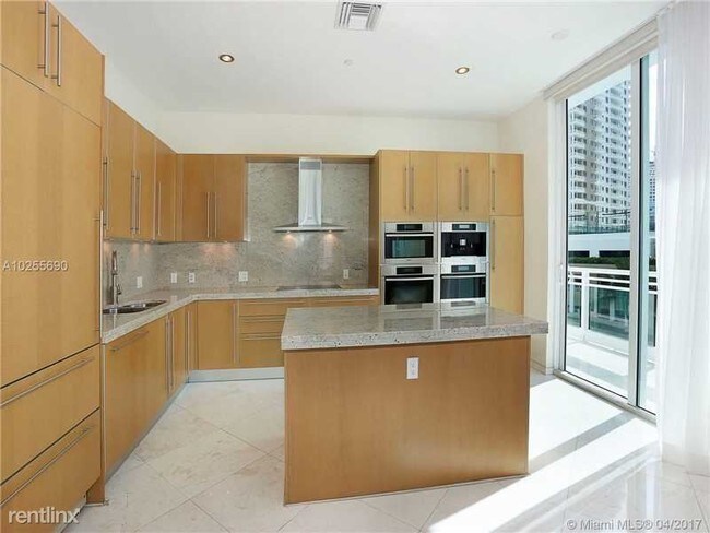 Building Photo - 900 Brickell Key Blvd