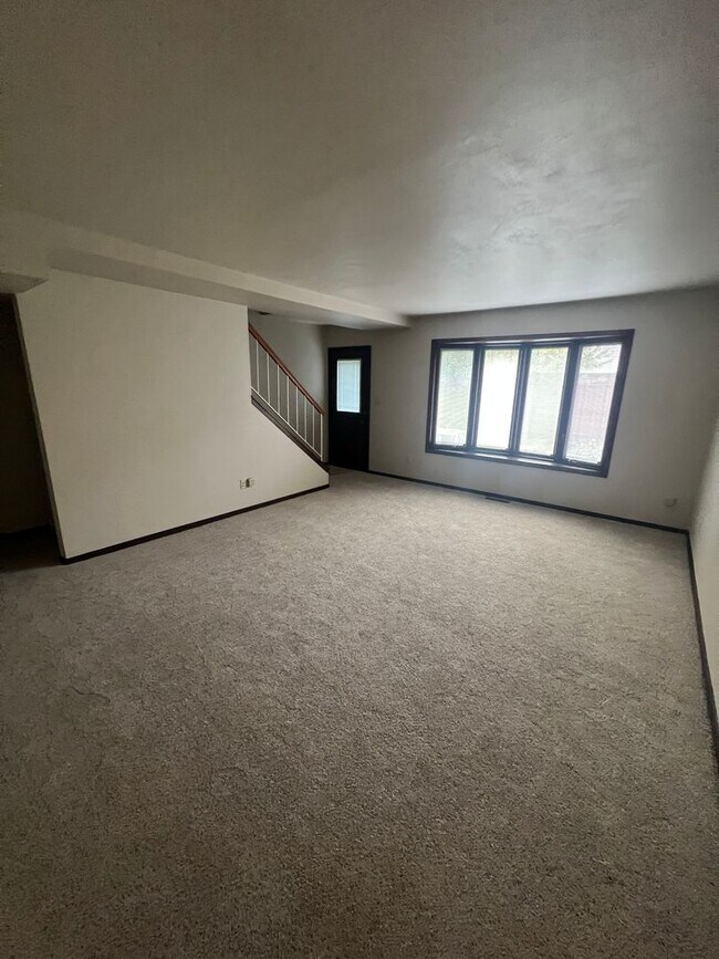 Building Photo - Two bedroom condo close to Hoover Middle S...