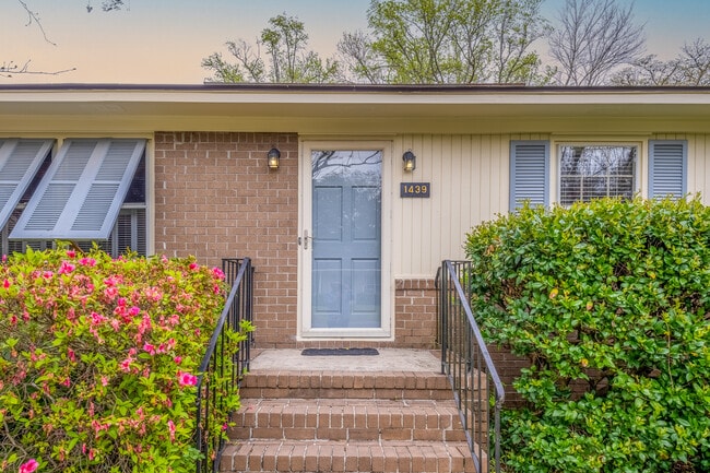 Building Photo - 1439 Glencoe Dr