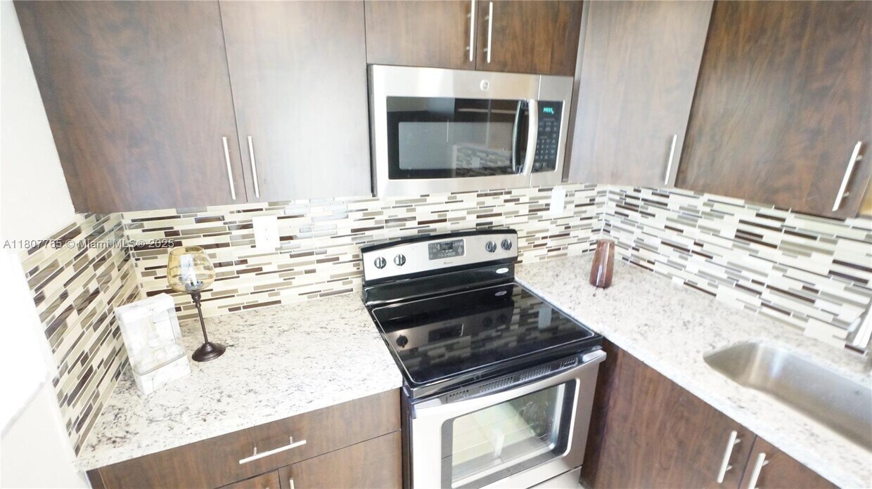 Primary Photo - 9180 Fontainebleau Blvd