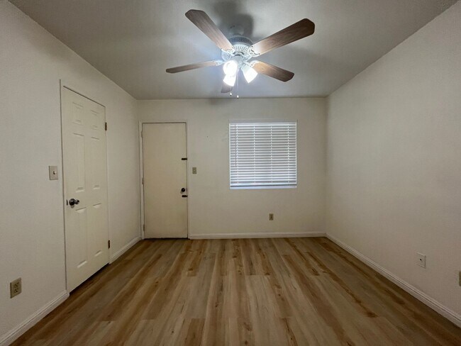 Foto del edificio - 1125 Cherry Ln