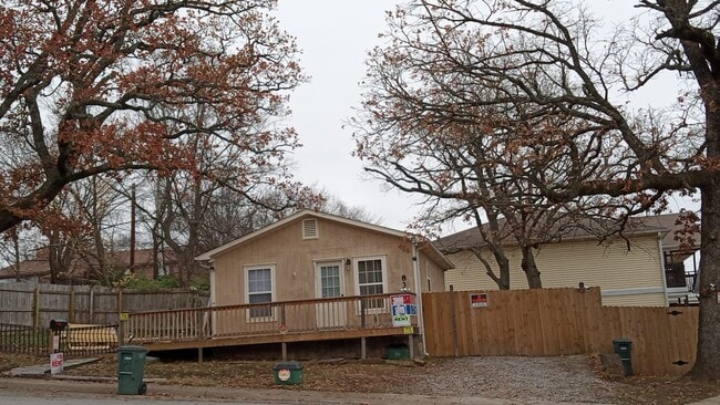 Building Photo - 832 W Eagle St