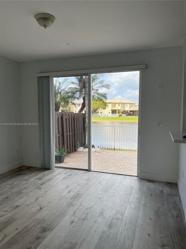 Foto del edificio - 10947 NW 79th St