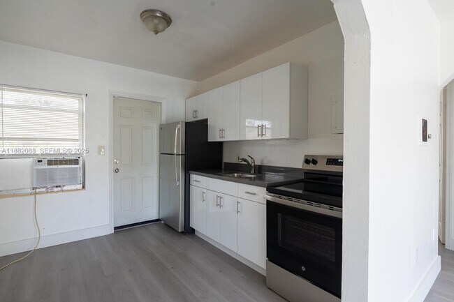 Foto del edificio - 7021 NW 4th Ct