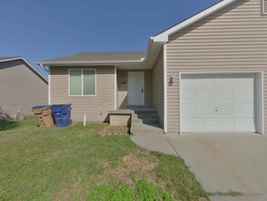 Building Photo - 1022 W Clyde St