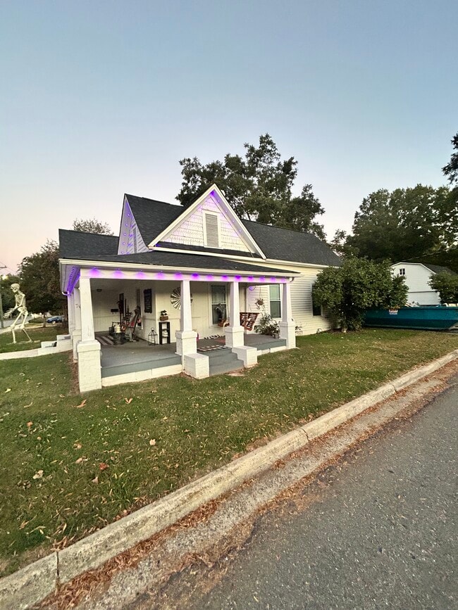 Building Photo - 600 W Mountain St