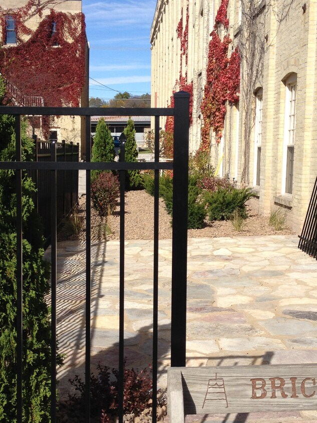 Foto del edificio - Brickner Woolen Mills Apartments