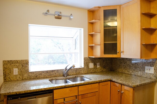 Ventana de cocina con saliente para hierbas/plantas. - 1314 Grant St