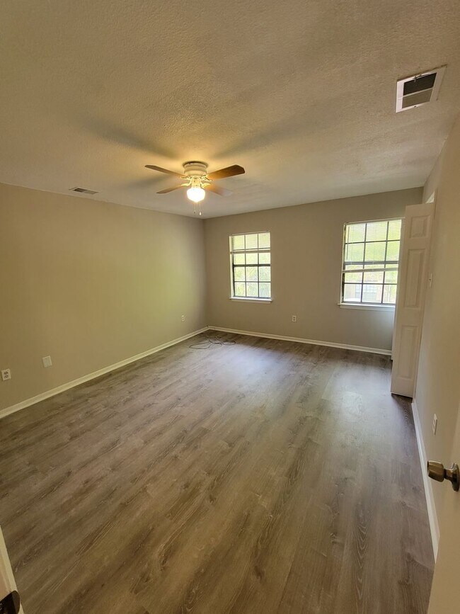 Foto del edificio - Nice Townhouse on Victory Dr