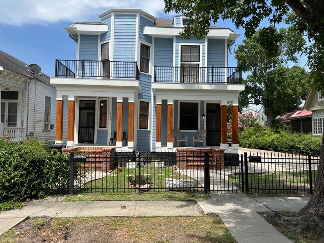 Building Photo - 2320 Marengo St