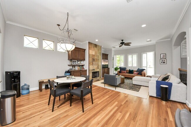 Building Photo - ? Live the Montrose Lifestyle! ?