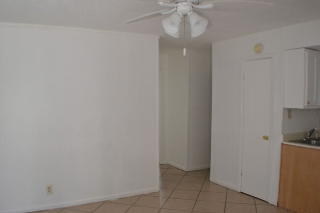 Foto del edificio - Half Duplex 2 Bedrooms 1 Bath For Lease in...