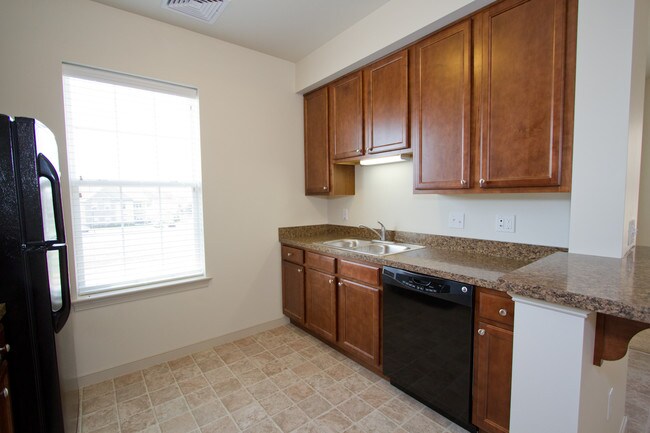 Building Photo - 2058 Shady Oak Dr