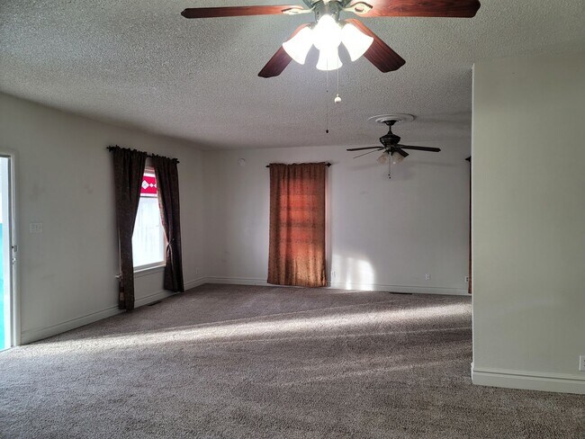 Building Photo - 3129/3131 Reed Ave