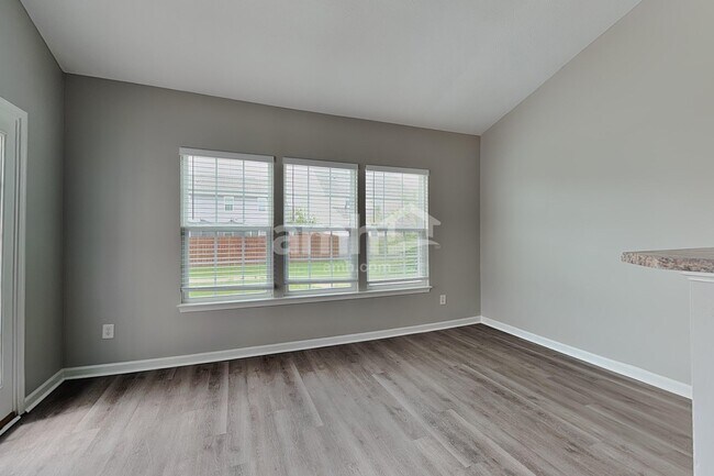 Foto del edificio - 676 Classic Ln