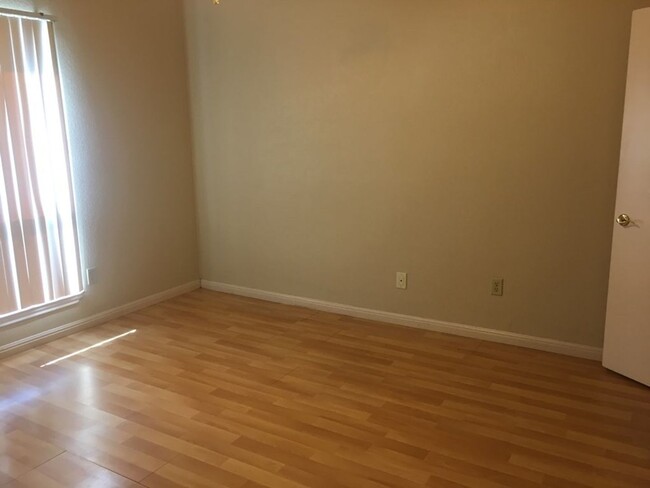 Foto del edificio - Hyde Park Oaks 1 Bedroom - Fall 2025 West ...