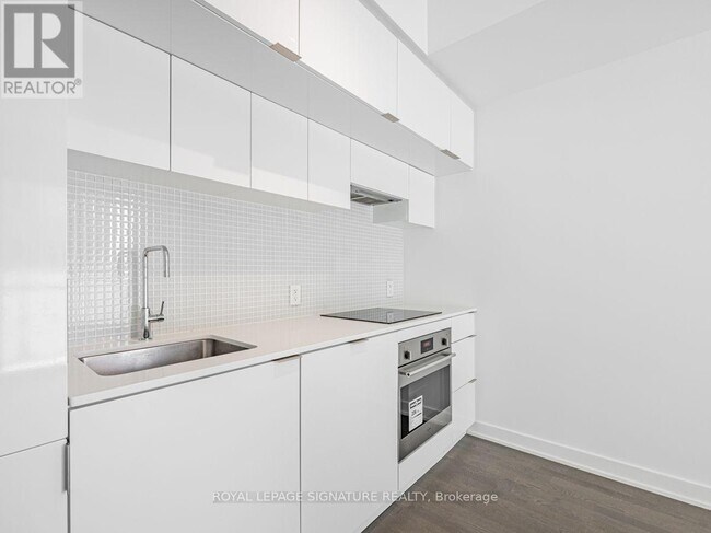 Photo du bâtiment - 185 Roehampton Ave